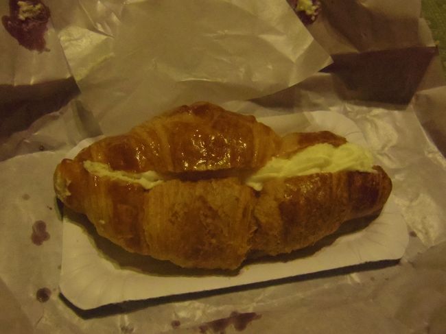 タクシーで、とりあえず駅に行ってもらって（４ユーロもしなかった）<br />最後の力を振り絞って、ジュースと気になっていたこれだけ調達。<br /><br />ベッドで１時間ほど体を伸ばして楽になりました。<br />座っている姿勢で内臓が圧迫されて痛くなるみたいなんです。昔、徹夜すると時々出た症状で、最近では起こらなかったのに。