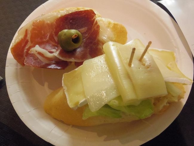 生ハムのピンチョス（２．９ユーロ）と、３種のチーズのピンチョス（２．５ユーロ）<br />それにカフェ・オレ（２．０ユーロ）<br /><br />空港値段だから<br />