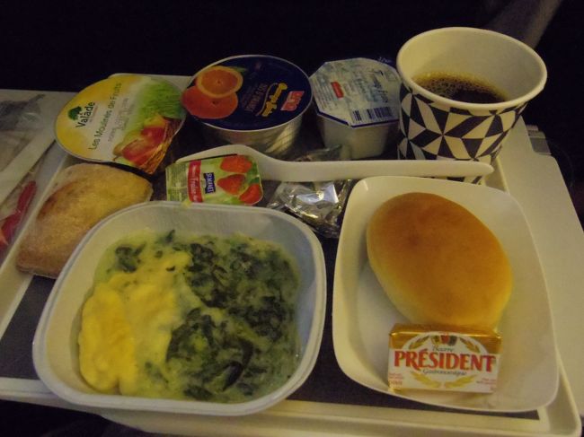 ２回目の機内食。<br />やたら紙パックのものが並んでいるけれど、ゼリー、ジュース、ヨーグルト<br />美味しくない・・<br />映画も良くないし・・<br /><br />ところで、私は追加料金出して窓２席の通路側の席を選びました。前列は３席なので、モニターがちょっと横にずれていて観にくかったけれど、右側広々です。<br />隣りにはフランス人らしき若い男性。友達と２人旅。<br />成田に到着前に、ここでストップか乗継か聞いたら、ニューカレドニアに行くんですって！<br />１２時間も乗ってきたのに、まだ何時間もかかる！<br />でも、ニューカレドニアってフランス領だから、国内旅行ですね。