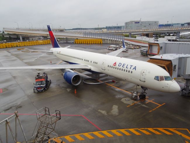 成田到着。<br /><br />連絡通路から、デルタ航空が良く見えました。<br /><br />年末に、また海外行きたいと思って安い路線を探してNY便の航空券買ってしまいました！<br />デルタよりANAの方がちょっと高かったけれど、やっぱりANAは楽かな、と思ってANA。<br />ただ今、NYの情報収集中！　<br />何も知らなかったNY、すこしずつわかってきました。<br />これがまた楽い！