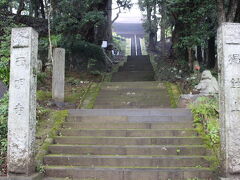 次は益子へ移動し最後の目的地、西明寺へ着きました。
またまた急な階段。