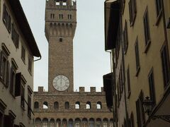 フィレンツェの市庁舎でもあるヴェッキオ宮を見ながら、どんどん歩いていきます。