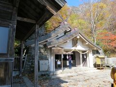 奥社！
やっとこさ辿り着いたらツアー客が沢山！
ご年配の皆様お元気だこと〜！
バスに荷物を置い手ぶらだから？！
神聖な雰囲気も何もありゃしない(笑)
おやじギャグが飛び交ってました！

こちらまで来れなかった同行者に、お守りを購入☆
ちなみに中社でも購入可能です。