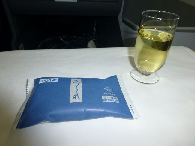 テーブルに布のクロスがかけられ、食前酒は白ワインにしました。おつまみもついてきます。