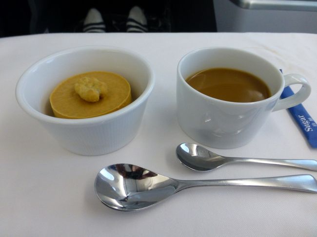 デザートはキャラメルムースとコーヒー。おなか一杯になりました。足りない人はうどんやサンドイッチの軽食を頼むことができます。