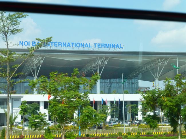 ハノイノイバイ空港に到着。税関はかなり混んでたので渋滞。ビジネスクラスなので早めに荷物が出てきます。荷物受取場に行ったら、私のスーツケースがまわっていました。