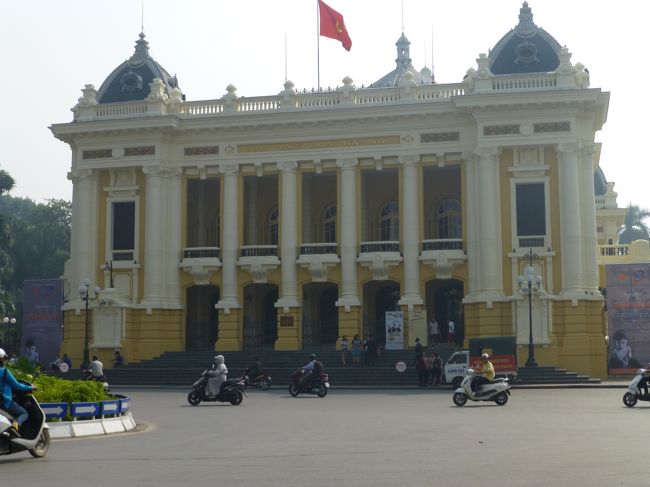 お隣はオペラハウスです。