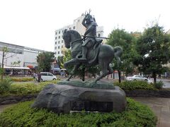 駅前ロータリーの中心には、立派な真田幸村の騎馬像がありました。
雨だったからか観光客は全然いませんでしたが、2016年からはNHK大河ドラマの影響でどっと増えるのでしょうね。