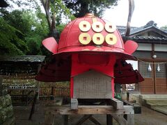 西櫓方面へ向かうと、「眞田神社」がありました。
由緒が書かれた立て札を覆う真っ赤な兜が目を引きます。
智恵の神として真田昌幸、幸村を祀っているそうです。