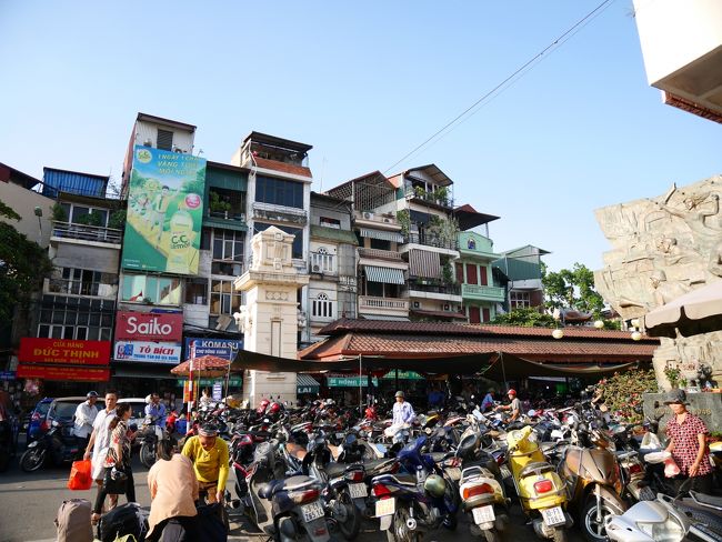 自由時間はあまりありません。さっそくタクシーに乗って、旧市街地へ。ドンスアン市場に行きましたが、あまりの喧騒に退散。