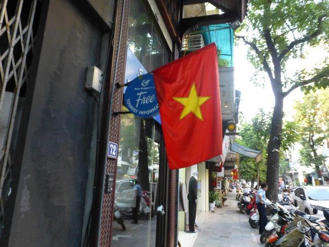 町中ベトナム国旗があふれています。