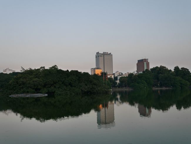 ホアンキエム湖までお散歩。夕暮れでいい感じ〜
