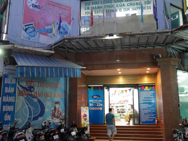 スーパーに入店しようとしたら入り口でおじさんに、荷物をロッカーに預けるよう言われました。リュックや手提げバックはだめですが、肩掛けバックは持ち込みＯＫです。