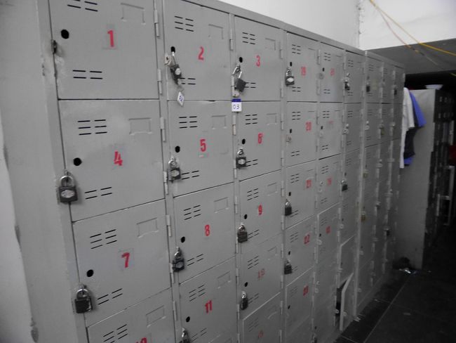 レトロな南京錠をかけるロッカーです。レトロすぎて固い！こちらにも警備員さんがいらっしゃって、カギを開けるのを手伝ってもらいました。