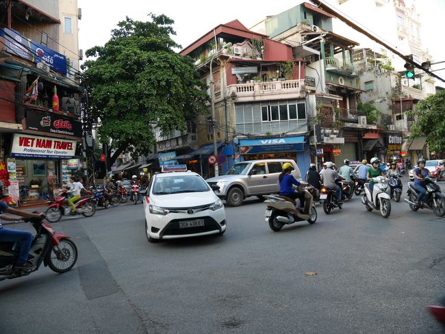 スーパーの近くで流しのタクシーを拾ったら、やられました〜全然違うホテルに連れていかれました。ホテルでもらったベトナム語の名刺を渡したのに・・・出稼ぎ運転手さんで道知らなかったみたいです。<br /><br />タクシーには何度か乗りましたが、お釣りをごまかされたのが２回ありました。２万ドンのお釣りなのに２千ドン渡されたり。まあ日本円で100円にもならないのでチップと思いました。<br /><br />ホテルに常駐していたハノイタクシーさんは、みなさんきちんとしていたのでおすすめです。