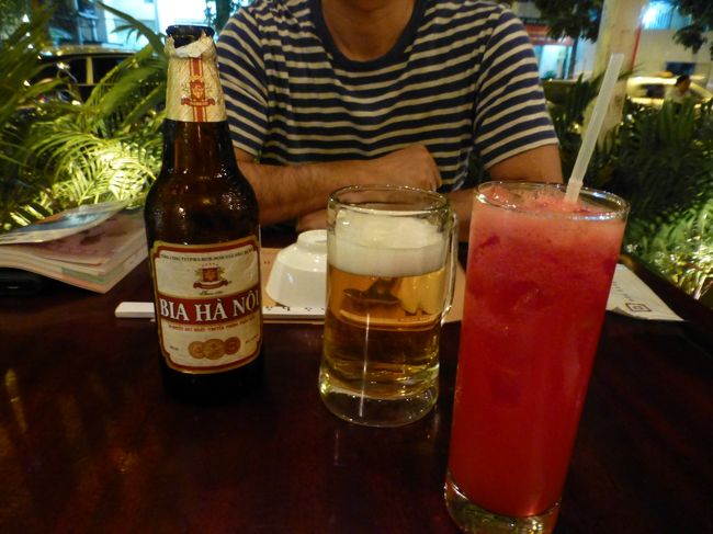 まずは、ハノイビールとスイカジュース