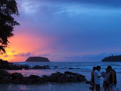 海の方へ行ってみると、彼方に沈んだ夕陽の淡い残光がみえた。