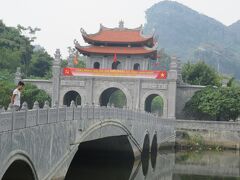 ２日目の最初は、ハノイからバスで約２時間で、ホアルー観光です。