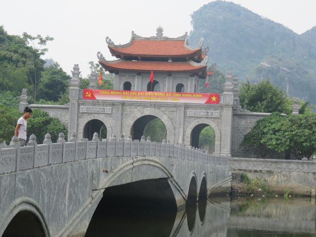 ２日目の最初は、ハノイからバスで約２時間で、ホアルー観光です。