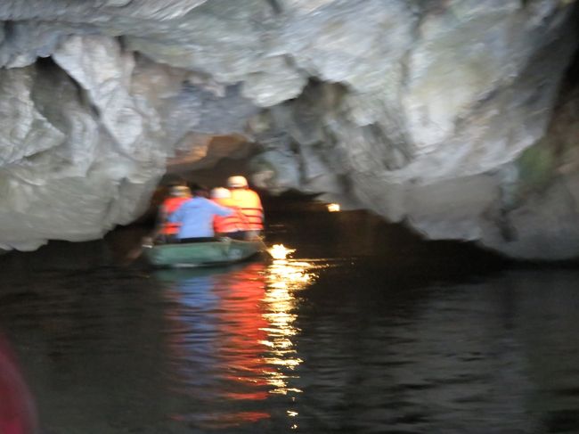 頭を下げないと上の岩にぶつけます。