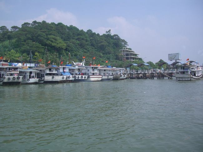 ３日目は、バスで約４時間のハロン湾へ