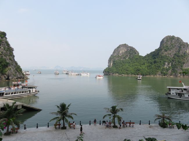 途中、上陸して鍾乳洞に行きます。