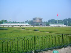 次にホーチミン廟へ