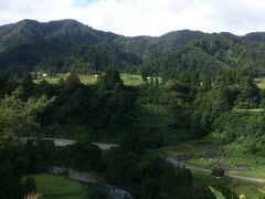 越後湯沢でレンタカーを借り、
真っ先に向かうは清津倉庫美術館・中里エリア。

途中、こんな自然の芸術をたのしみつつ
山道を進んでいきます。