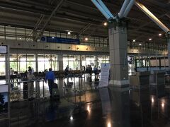 アウランバガード空港。

窓の向こうに客引きがたくさんいるのが見える。
気を引き締めていかねば！！