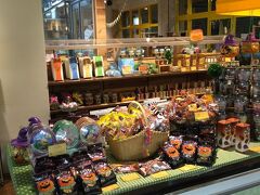 フルーツジュエリーファクトリーと言う店。
展示している商品がカラフルで思わず入ってしまいました。
彩り鮮やかなフルーツアイスバーやフルーツをトッピングしたパンケーキが美味しそうでした。
ここでお土産用にパイナップルジュースを買いました。