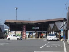 相模湖駅の駅舎

１番のバス停に並びながら撮影