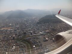 天童駅上空。ここから最終着陸態勢に入ります。
写真右手の山が人間将棋の行われる舞鶴山です。
