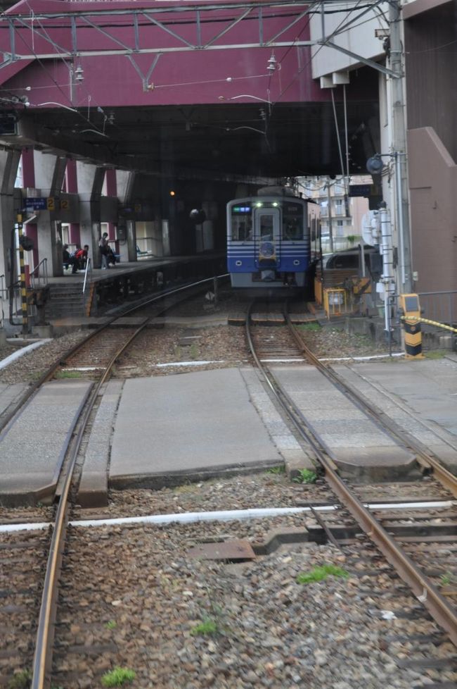 　次は福大前西福井駅です。<br />　上り電車と交換です。