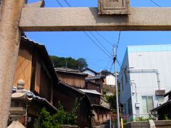 細い路地にそそられる。。豊玉姫神社は上のほうにあります。
「大地」というかんじの豊島とは趣が違い、平地はほとんどなく、斜面を覆うように家が建っています。
移動はすべて徒歩で。というか、チャリも車もここでは意味をなしそうにありません。