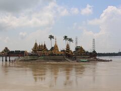 おー、見たかった光景が目の前に広がっています。

これですよ、これ。
本当に、川の中にお寺があるんですね。