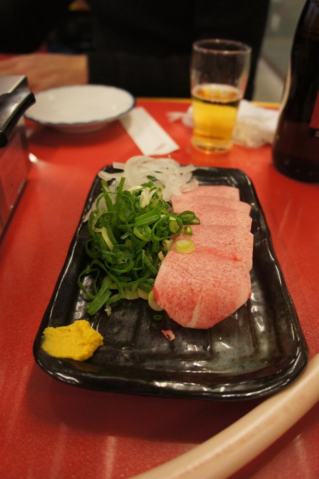 前々から気になっていたホルモン焼き屋「アジェ」に到着。<br /><br />じつは数年前にもトライしたのですが、<br />その時はものすごい行列だったため断念。<br />今回は混雑しそうな時間を外したので、すんなりと入店できました。<br /><br />リベンジに成功して嬉しい！<br /><br />まずは刺しでお手並み拝見です。