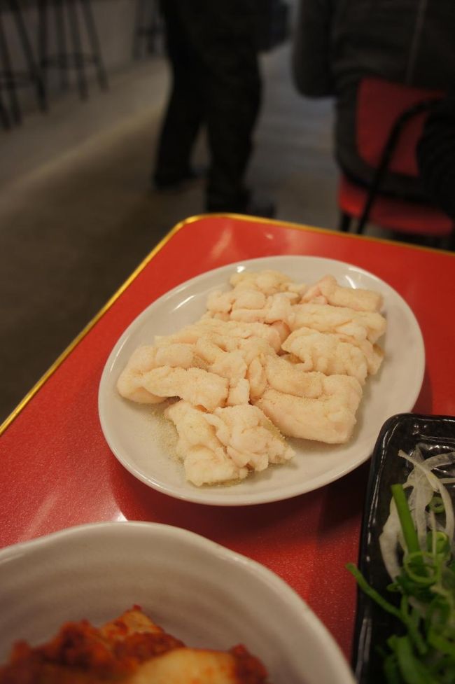 これが、このお店の名物「ホソ塩」です。<br />いわゆる「塩ホルモン」なのですが、<br />なにかがまぶされており、ホルモンならではの光沢感は皆無。<br /><br />ニュータイプのホルモンです。<br />