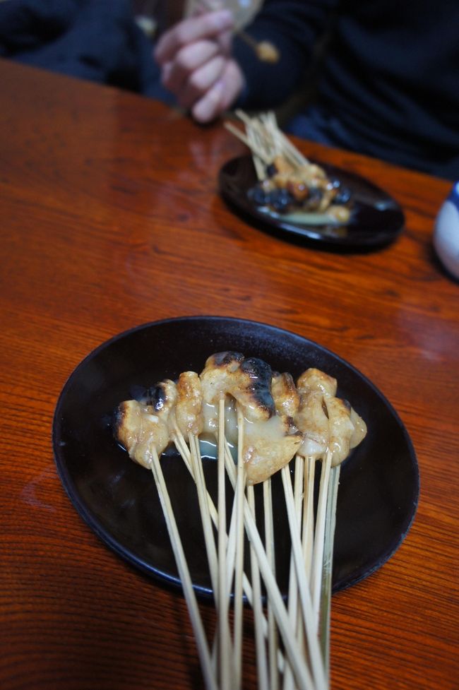 あぶり餅ですよね！<br /><br />この後、錦市場で漬物、揚げなどを大量に購入し、<br />バタバタと京都駅に向かい、帰路についたのでした。<br /><br />福井で温泉とカニ料理、京都でホルモンと食べてばかりの<br />グルメツアーはこれにて終了。<br /><br />1泊2日でもけっこういろいろ回れることがわかったので<br />これからも時間を見つけて安近短旅行を楽しみたいと思います！<br />