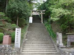 慈尊院境内の多宝塔奥にある長い階段を登っていくと、丹生官省符神社があります。
階段の下には、「丹生官省符神社」の石碑も建てられています。階段途中に見えるのは、一ノ鳥居です。