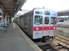 10:25
信州中野に着くと、東急田園都市線で活躍していた旧8500系が停まっていました。
長野電鉄でも8500系として平成17年9月2日から一般列車用として活躍しています。