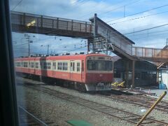 長電オリジナルの10系ですね。
昭和55年に一般列車用に運用が開始。
OSカーとして親しまれ、平成15年3月2日に引退しました。
今は須坂駅の構内にひっそりと留置されています。