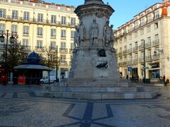 メトロの駅の西側の広場がカモンイス広場。
カモンイスとはポルトガル史上最大の詩人とされる人物。