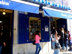 間違って一つ手前の停留所で降りてしまったようだが、
進行方向へ真っ直ぐ歩いていたら、あの有名なエッグタルトのお店を発見。
朝ごはん代わりに食べてみる事に。