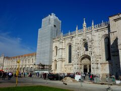 パステイス･デ･ベレンから歩いて直ぐの所に
ジェロニモス修道院がど〜んと建っています。
あいにく美しいはずのドーム部分は修復中。運悪〜。