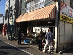 小走りで１０分。
よかった、このくらいの並びなら次の予定に間に合いそう。

『石田屋やきそば店』028-634-6945
　10:00〜17:30※売れ切れ次第終了　水曜定休

宇都宮市民のソウルフード、焼きそばの人気店。
市民なら誰しも一度は食べたことのある味と言われるとか言われないとか…