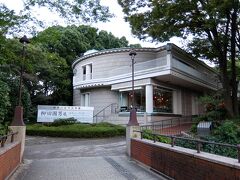 神奈川近代文学館

ひとりの作家にスポットを当てた企画展をおこなっており、現在は「柳田國男展」を開催

月曜休館（原則）