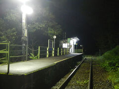 早朝5:25下唯野駅に到着。始発電車を待ちます。
当然車掌さんなどいません。トイレもありません。