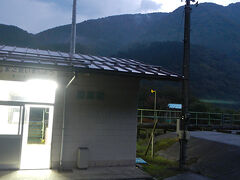 勝原駅はトイレありました。が、自販機などありません。
近くにも自販機はなかったなー。