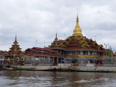 湖上の寺院