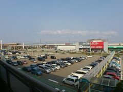 イオンモール高岡２階のテラスからは北陸新幹線の高架が見えました。
写真は新高岡駅方面を撮った写真です。